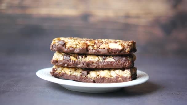 Coklat, almond Raisin dan oat protein bar di atas meja — Stok Video