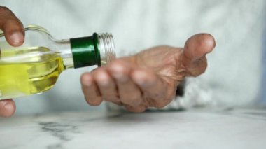 Kıdemli kadınlar, ellerinde badem yağıyla fotokopi çekiyorlar. 