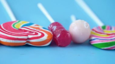 Gökkuşağı kalp şeklinde lolipop. Yaklaş.