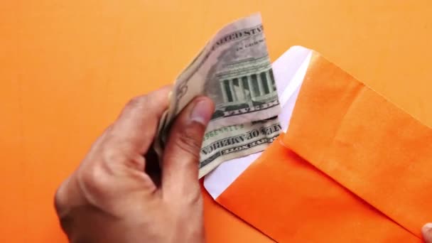 Рука людини кладе готівку в конверт . — стокове відео