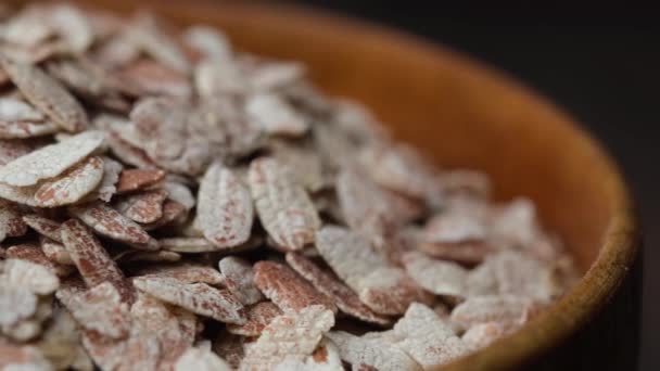 Rojo Arroz aplanado en un tazón sobre fondo gris — Vídeos de Stock