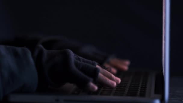 Hacker kézzel lopás adatok laptop tetejéről lefelé — Stock videók