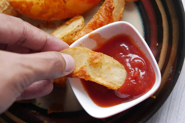 Leckere frisch zubereitete Kartoffelchips im Teller — Stockfoto