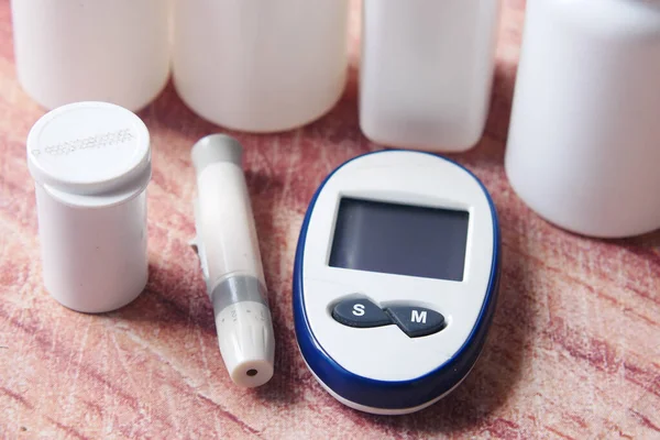 Közelkép a diabéteszes mérőeszközök és tabletták színes háttér — Stock Fotó