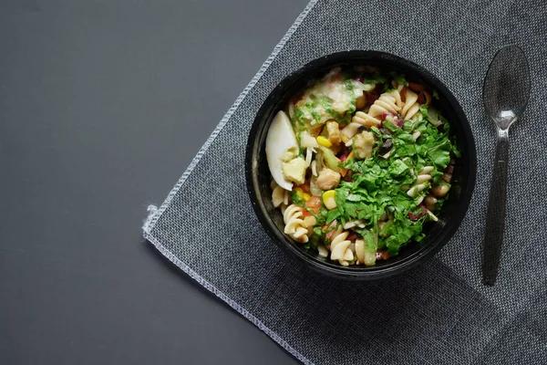 Taze sebze kasesi masada.,