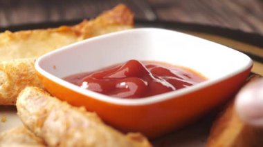 Tabakta taze pişmiş patates cipsi. 