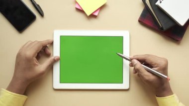 Tabloda grafik olan dijital tablet kullanılıyor 