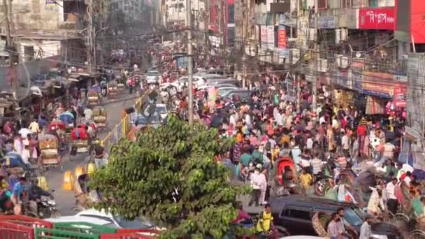Dhaka bangladesh 24. Mai 2021. Menschen und Verkehr in einer überfüllten Stadt — Stockvideo