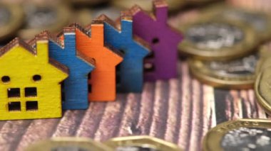 Masadaki madeni para yığını, ev kredisi konsepti. 