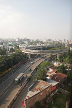 dhaka bangladeş 23 Ağustos 2021 Malibagh 'taki konut binalarının üzerinden uçar
