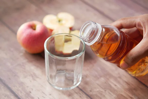 Pemuda cemberut jus apel dalam gelas — Stok Foto