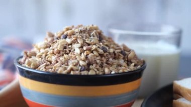  Süt, ekmek ve kahvaltı Musli siyah bir kasede,