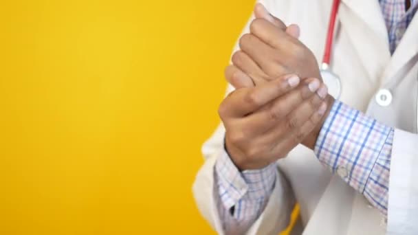 Κλείσιμο του χεριού του γιατρού χρησιμοποιώντας τζελ απολυμαντικό — Αρχείο Βίντεο