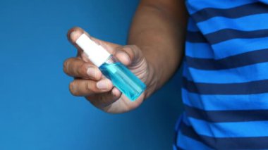 Taze nefes spreyini tut.