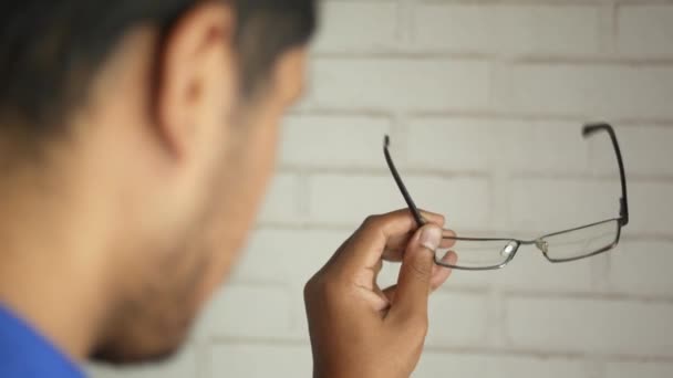 Închideți mâna omului care ține ochelarii vechi — Videoclip de stoc