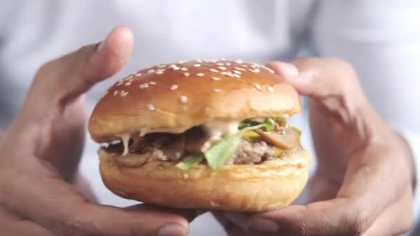 Main tenant hamburger de bœuf sur la table fermer — Video
