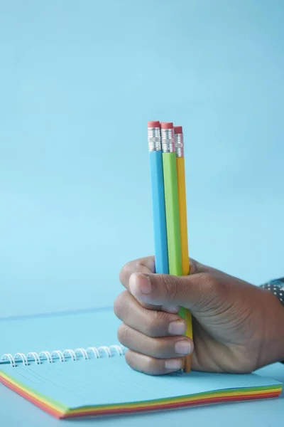 Παιδί χέρι κρατώντας πολλά μολύβια χρώμα — Φωτογραφία Αρχείου