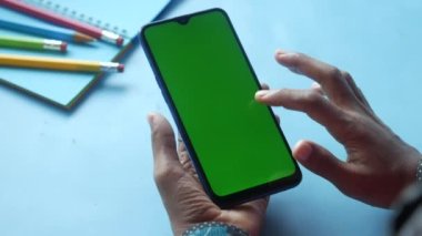 çocuk eli akıllı telefon ekranını işaret ediyor.