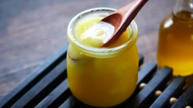 Ev yapımı kahve kabın içinde masanın üstünde. ,