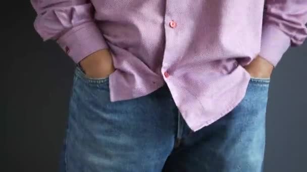 Молодой человек показывает пустой карман брюк с копировальным пространством — стоковое видео