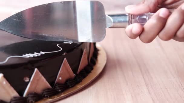 Chocolade en roomkoek snijden met een mes — Stockvideo