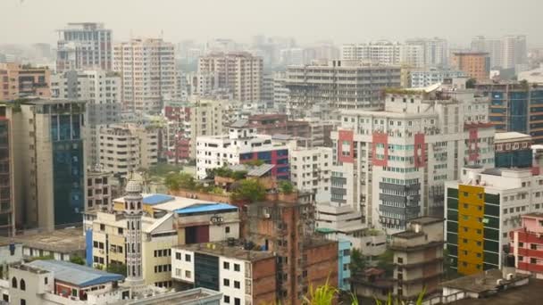 Hög vinkel syn på dhaka stad bostäder och finansiella byggnader på solig dag — Stockvideo