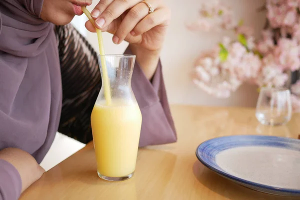 Mulheres bebendo suco de abacaxi em uma garrafa na mesa — Fotografia de Stock