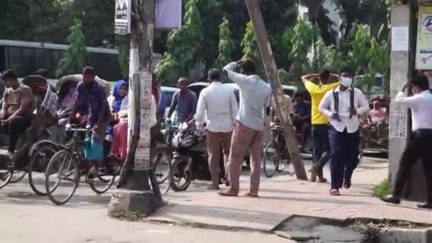 Dhaka bangladesh 24 maio 2021 .people e tráfego em movimento na cidade lotada — Vídeo de Stock