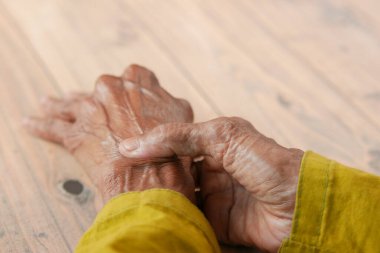 Acıdan muzdarip yaşlı kadın.