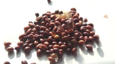  Masadaki kaseye işlenmiş bezelye fıstığı döküyorum. 