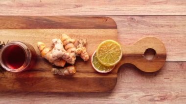 Ahşap zemin üzerinde zencefil çayının en üst görüntüsü.