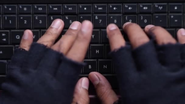 Mano hacker rubare i dati dal computer portatile dall'alto verso il basso — Video Stock