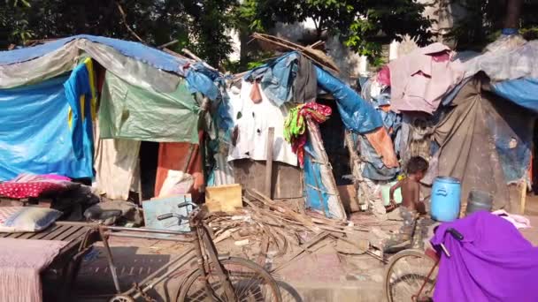 Dhaka banglades 1 dicembre 2021. Casa di baraccopoli vicino in città di dhaka — Video Stock