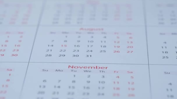 Colpo di dettaglio di un calendario su tavolo, — Video Stock