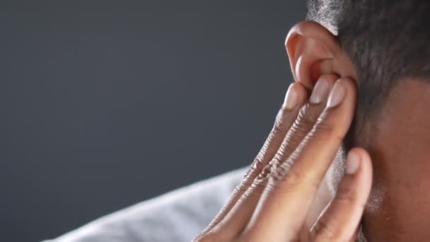 Jeune homme ayant mal à l'oreille toucher son oreille douloureuse , — Video