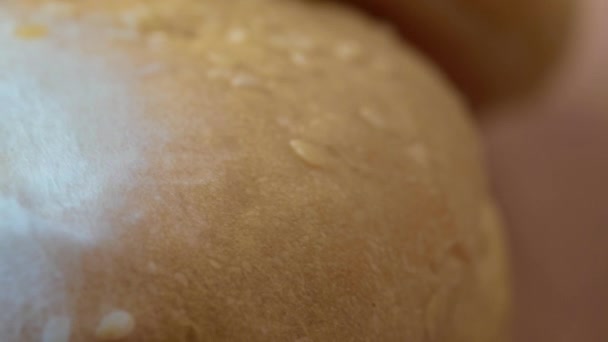 Barna kenyér penészes. Elkényeztetett termékek — Stock videók
