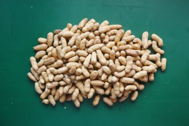 Koyu yeşil arka plan görünümünde bir sürü fıstık 