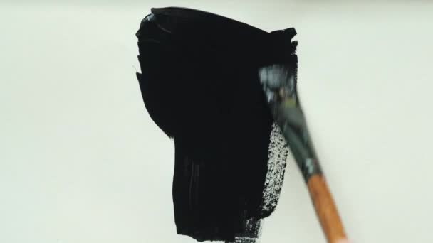 Pincel de arte con color negro sobre un papel — Vídeo de stock