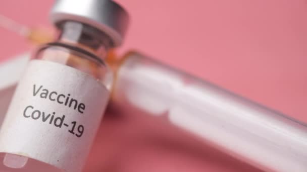 Крупним планом вакцина проти коронавірусу та шприц — стокове відео