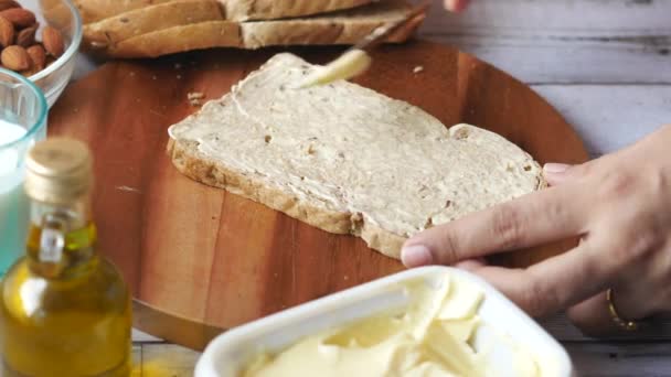 Масло распространяется на хлеб близко. — стоковое видео