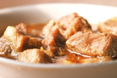 Masadaki kasede geleneksel Hint körili kuzu eti. 