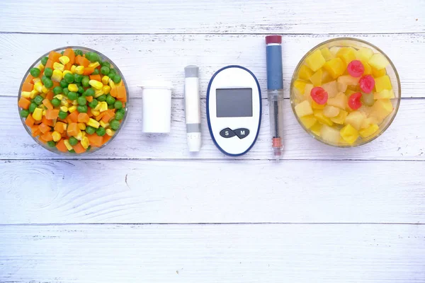 Verktyg för mätning av diabetes och hälsosam mat på bordet — Stockfoto