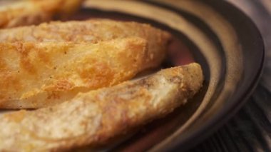 Tabakta taze pişmiş patates cipsi. 