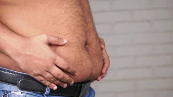 Мужчины держат в руках избыточный жир, избыточный вес концепции — стоковое видео