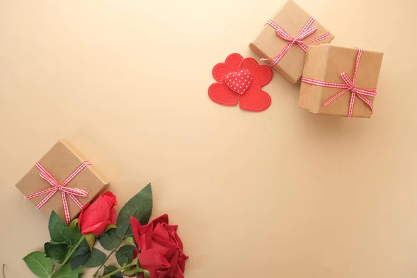 Вид зверху подарункової коробки і трояндова квітка на кольоровому фоні — стокове фото