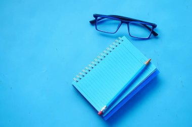 Mavi masadaki mavi renkli not defterinin yüksek açılı görünümü 