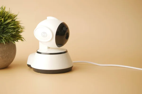 Telecamera di sicurezza CCTV che opera su sfondo arancione chiaro — Foto Stock