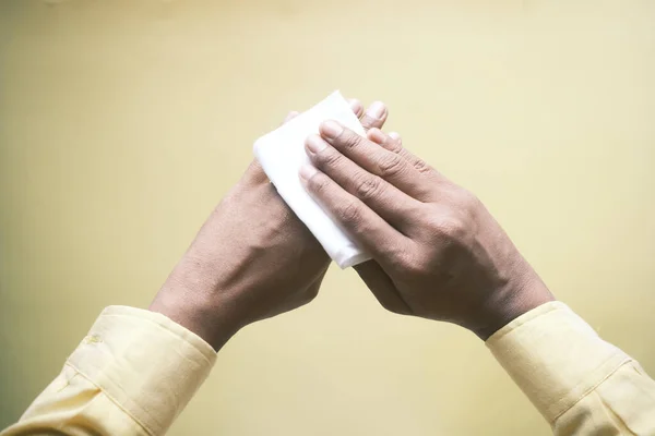 Hombre desinfectando sus manos con una toallita húmeda. — Foto de Stock