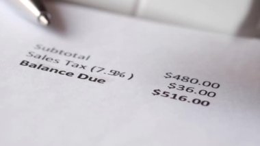 Kağıt üzerinde ödenmiş fatura ve Kauçuk Damga ,