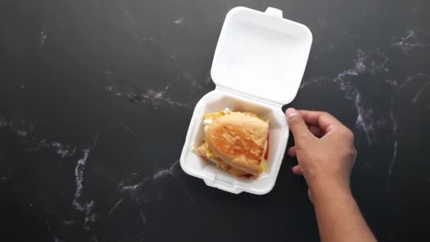 Hand kiezen een club sandwich uit een take away plastic container — Stockvideo